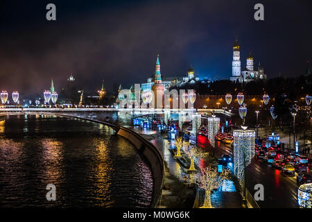 Vista notturna al Cremlino di Mosca e sulle rive dei fiumi decorate con NY illuminazione con strada piena di traffico in primo piano, Mosca, Russia Foto Stock