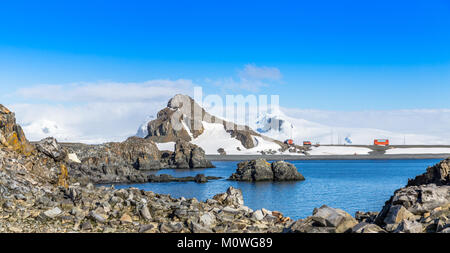 Costa rocciosa panorama con neve montagne polari e stazione di ricerca immobili, Half Moon Island, penisola Antartica Foto Stock