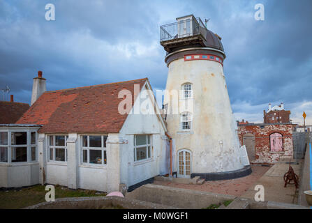 Un vecchio mulino e la costruzione sulla spiaggia di Aldeburgh Suffolk REGNO UNITO Foto Stock