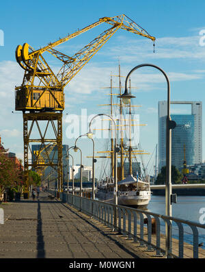 Viste della zona portuale e dalla passeggiata sulle rive della baia, Puerto Madero. Buenos Aires, Argentina, Sud America Foto Stock