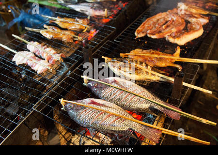 Grigliate di pesce a Nightmarket nel Patrimonio Mondiale UNESCO Città di Luang Prabang, Laos, Indocina Foto Stock