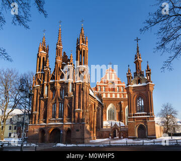 Vista frontale del rosso mattone gotico chiesa di Sant'Anna e Bernardino chiesa nella città vecchia di Vilnius, Lituania su un giorno d'inverno. Foto Stock