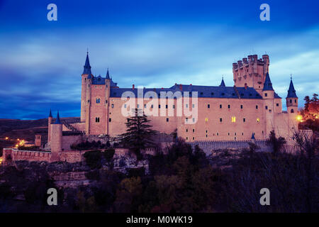 Alcazar of Segovia nel novembre del crepuscolo. Spagna Foto Stock