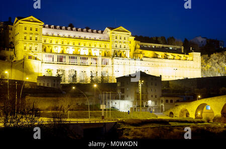 Illuminato la chiesa di Sant Ignazio a crepuscolo in Manresa Foto Stock