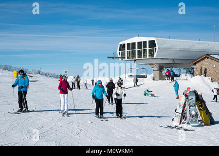 Gli sciatori muovendosi da tra impianti di risalita al di sopra e a Soldeu El Tarter, Grandvalaria ski area, a Andorra, Europa Foto Stock