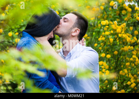 Coppia giovane in amore divertendosi e godendo della splendida natura Foto Stock