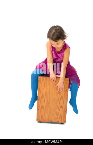 Bambina gioca con un cajon isolati su sfondo bianco Foto Stock