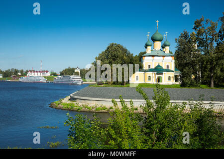 Vista sulla cattedrale di trasfigurazione in Uglich Cremlino sul Volga riverbank, Russia Foto Stock