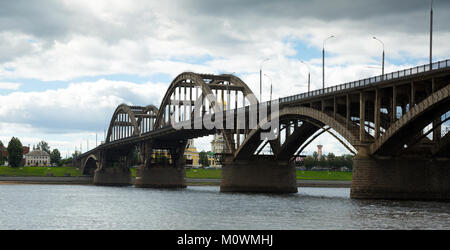 Trasfigurazione complesso del duomo con motore ponte stradale in Rybinsk, Russia Foto Stock