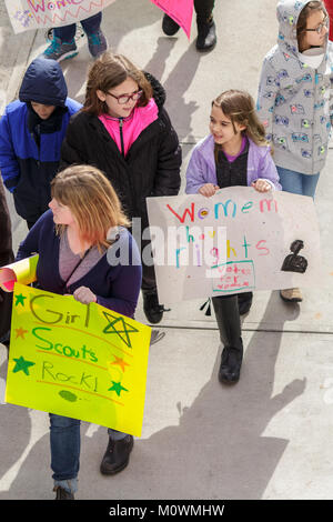 Le giovani ragazze tenere segni e passeggiata in centro a donne del marzo del 2018 in Asheville, Carolina del Nord Foto Stock