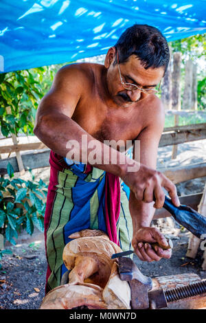 KANDY, SRI LANKA - 8 febbraio: Uomo carving un uccello di legno a mano in un laboratorio nei pressi di Kandy. Febbraio 2017 Foto Stock
