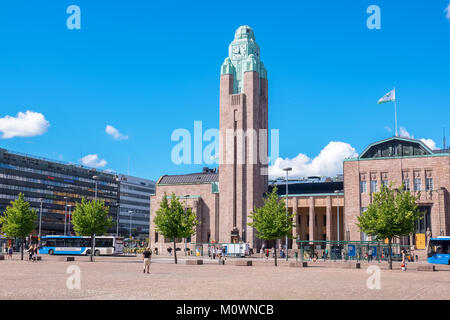 Vista della stazione (Rautatientori) square e la stazione centrale con torre dell'orologio. Helsinki, Finlandia Foto Stock