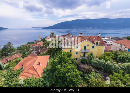 Vista aerea da Kanli kula fortezza della città vecchia di Herceg Novi città sul mare Adriatico Baia di Kotor costa in Montenegro Foto Stock