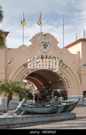 Pescatore - Los Chicharreros davanti al Mercado de Nuestra Senora de Africa.Santa Cruz Tenerife, Isole Canarie, Spagna Foto Stock