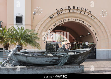 Pescatore - Los Chicharreros davanti al Mercado de Nuestra Senora de Africa.Santa Cruz Tenerife, Isole Canarie, Spagna Foto Stock