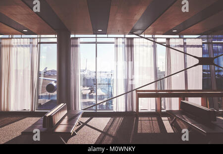 Retrò immagine stilizzata di posti vuoti in un aeroporto sala partenze, viaggi e trasporti concetto. Foto Stock