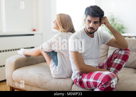 Preoccupato per il giovane avendo problemi in camera da letto Foto Stock