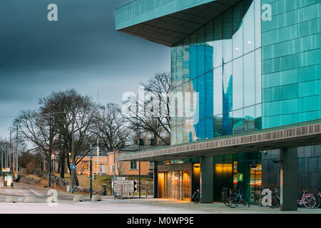 Helsinki, Finlandia. Ingresso alla costruzione di Music Hall Music Center di sera. Foto Stock