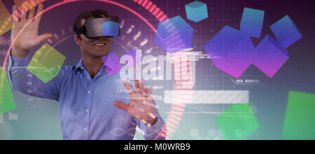 Immagine composita di imprenditore sorridente gesticolando indossando occhiali vr Foto Stock