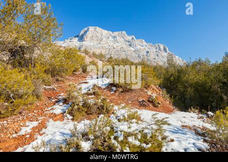 Francia,Bouches du Rhone,Pays d'Aix,la Sainte Victoire mountain sotto la neve Foto Stock