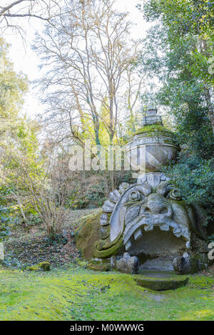 Bellissima bocca Orc la scultura al famoso Monster Park, chiamato anche Sacro Bosco o Bomarzo giardini, Lazio, Italia Foto Stock