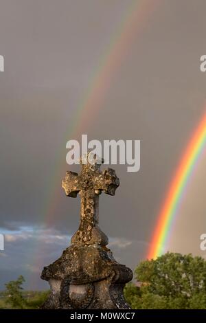 Francia,Tarn et Garonne,Moissac,Cross della St Avy presbiterio tra un doppio arcobaleno Foto Stock