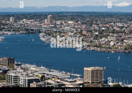 Stati Uniti, nello stato di Washington, Seattle,il Lago Union trimestre e loop in cascata montagne vista dallo spazio ago Foto Stock