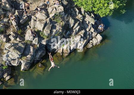 Francia,Puy de Dome,Charbonnière Les Vieilles,Gour de Tazenat,Maar tipo di vulcano,diving dalla sommità della roccia (vista aerea) Foto Stock