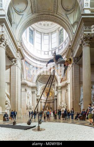 Francia, Parigi, il Quartiere Latino,Pantheon (1790) in stile neoclassico,esposizioni monumenti in moto sul sito del pendolo di Foucault Foto Stock