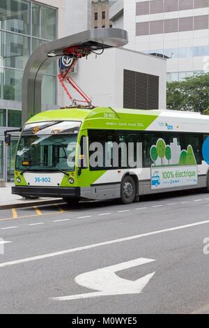 Canada, Québec provincia,Montreal,Montreal quartiere internazionale,Victoria Square,bus elettrico in corrispondenza della sua stazione di carica Foto Stock