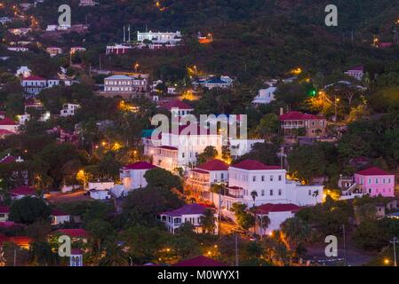 Stati Uniti Isole Vergini, St. Thomas,Charlotte Amalie,elevata vista città con governo House,all'alba Foto Stock