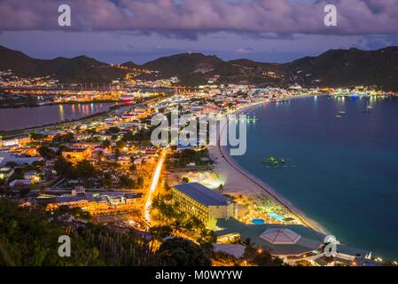 Paesi bassi,Sint Maarten,Philipsburg,elevata la città e la spiaggia vista da Fort Hill,crepuscolo Foto Stock