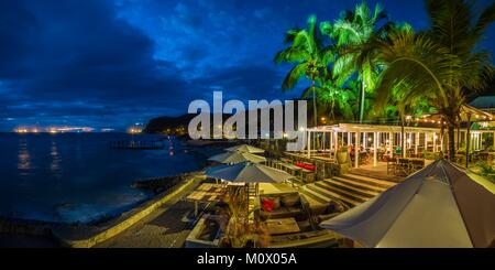 Paesi bassi,Sint Eustatius,Oranjestad,il ristorante sul fronte spiaggia,crepuscolo Foto Stock