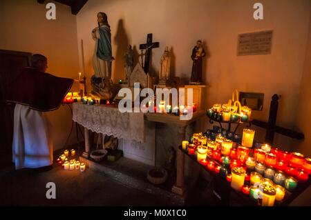 Francia,Corse du Sud,Alta Rocca,Zonza,Col de Bavella (1218m),cerimonia del presupposto,Agosto 15,la cui processione è parte della statua di Notre Dame des Neiges,Madonna della Misericordia,dove la gente del posto e i pellegrini venuti per offrire sacrifici propiziatori e di ex voto il riconoscimento,qui a qualche centinaio di metri nella foresta,non lontano dalla cappella Foto Stock