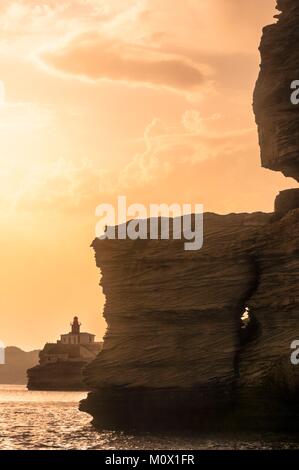 Francia,Corse du Sud, Bonifacio,le scogliere della città vecchia o chalk causses,qui la roccia del timone della Corsica al tramonto. Foto Stock