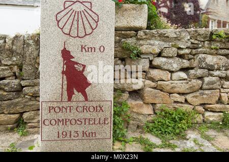 Francia,Finisterre,Parc Naturel Regional d'Armorique,Pont Croix,chilometro di marcatore su Santiago de Compostela sentiero di fronte alla cattedrale di Notre Dame de Roscudon collegiata Foto Stock