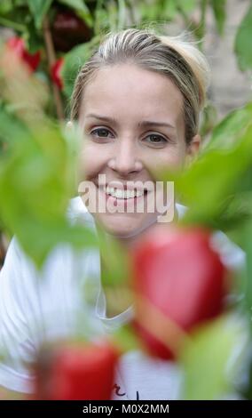 Principato di Monaco,Monaco,Jessica sbaraglia il fondatore di Terre de Monaco lavora nella sua cucina giardino ai piedi della torre Odeon. Lanciata nel 2016 da Jessica,ex modello svizzero,Terre de Monaco è diventata la più grande del mondo di proprietà privata agriturismo per agricoltura urbana. Foto Stock