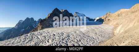 Francia,Hautes Alpes,Parco Nazionale degli Ecrins,regione del Briançonnais,il ghiacciaio bianco,a sinistra si vede sul Monte Pelvoux (3932m),nel centro il punto di grande Sagne (3660m) e a destra Barra degli Ecrins (4101m) Foto Stock