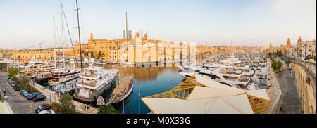 Malta,Valletta,elencati come patrimonio mondiale dall UNESCO,le Tre Città,visto dalla città di Birgu sulla Isla Foto Stock