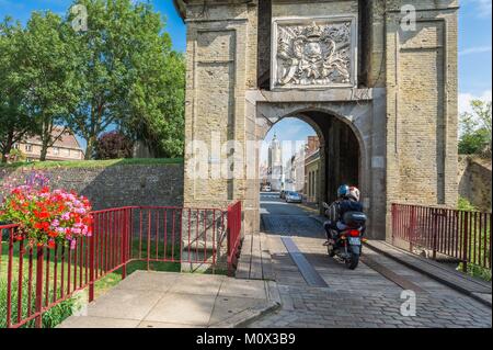 Francia,Nord,Bergues,Vauban città fortificata,Gate Cassel Foto Stock