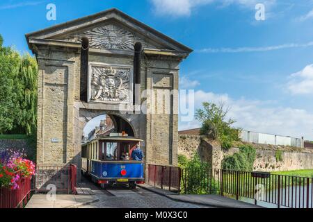 Francia,Nord,Bergues,Vauban città fortificata,Cassel Gate,visita guidata a bordo del Tram 99,replica di un tram 1900 Foto Stock