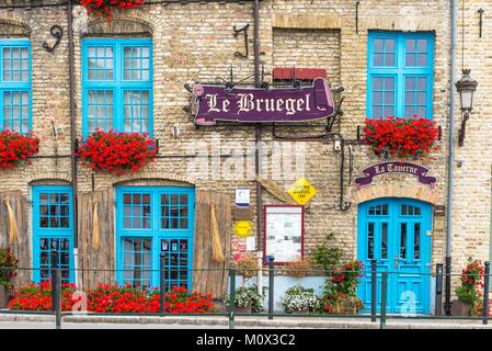 Francia,Nord,Bergues,Marché aux Fromages square,Le Bruegel ristorante è una taverna fiamminga,in un edificio risalente al 1597,una delle case più antiche di Bergues Foto Stock