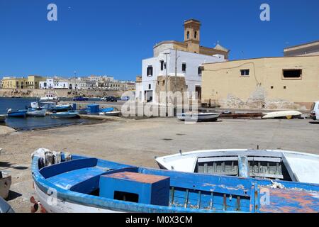 Gallipoli, città della Puglia, Italia. Barche nel porto. Foto Stock