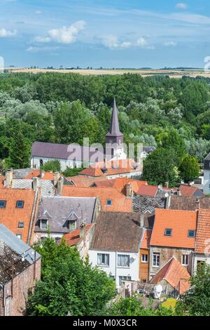 Francia,Pas-de-Calais,Montreuil-sur-Mer,città fortificata,vista sopra la città bassa dai bastioni promenade Foto Stock