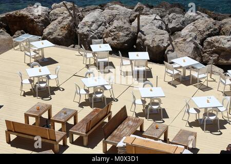 Ristorante sul mare - tavoli all aperto in Gallipoli, Italia. Foto Stock