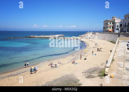 GALLIPOLI, Italia - 31 Maggio 2017: persone visitano Gallipoli spiaggia nella penisola salentina, Italia. Con 50,7 milioni di visitatori annui Italia è uno dei più Foto Stock