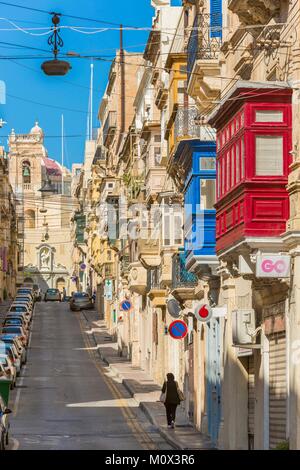 Malta,Valletta,elencati come patrimonio mondiale dall UNESCO,tipiche viuzze del centro città con bow-windows o balconi in legno Foto Stock