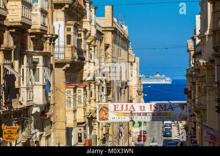 Malta,Valletta,elencati come patrimonio mondiale dall UNESCO,centro,Repubblica Street,tipico vicolo con legno bow-windows Foto Stock