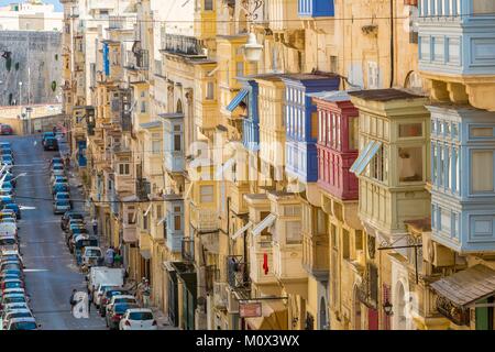 Malta,Valletta,elencati come patrimonio mondiale dall UNESCO,Old Bakery Street,tipico vicolo con legno bow-windows Foto Stock