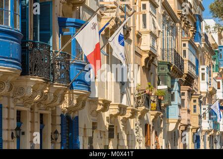 Malta,Valletta,elencati come patrimonio mondiale dall UNESCO,downtown,tipico vicolo con legno bow-windows Foto Stock